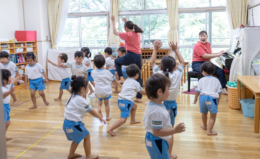 踊っている子どもと先生