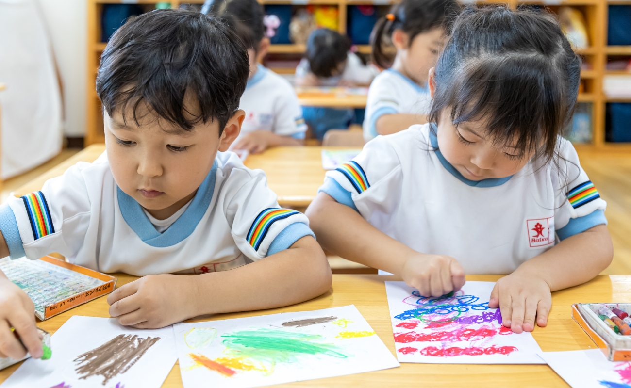 絵を描いている子ども