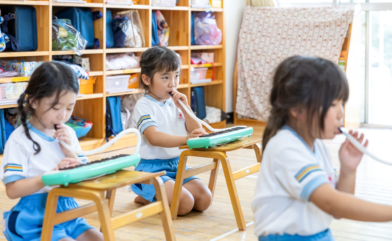 ハーモニカを吹いている子ども