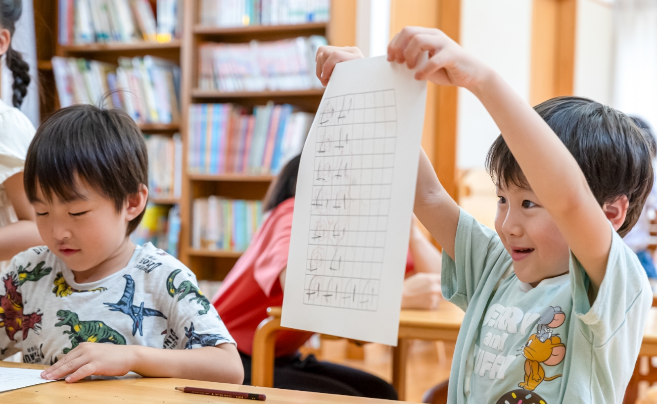 文字を書く練習をしている子ども