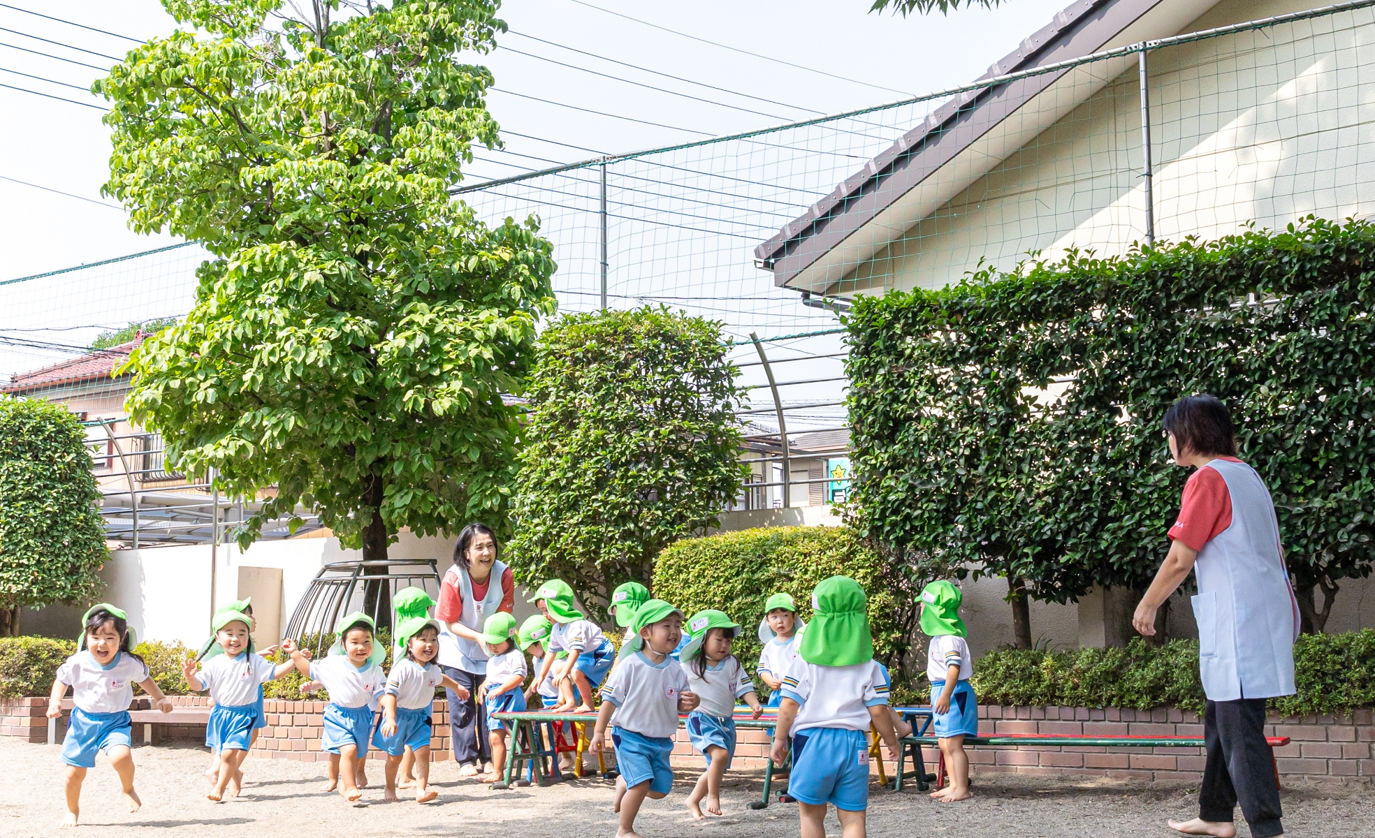外で遊んでいる園児たち