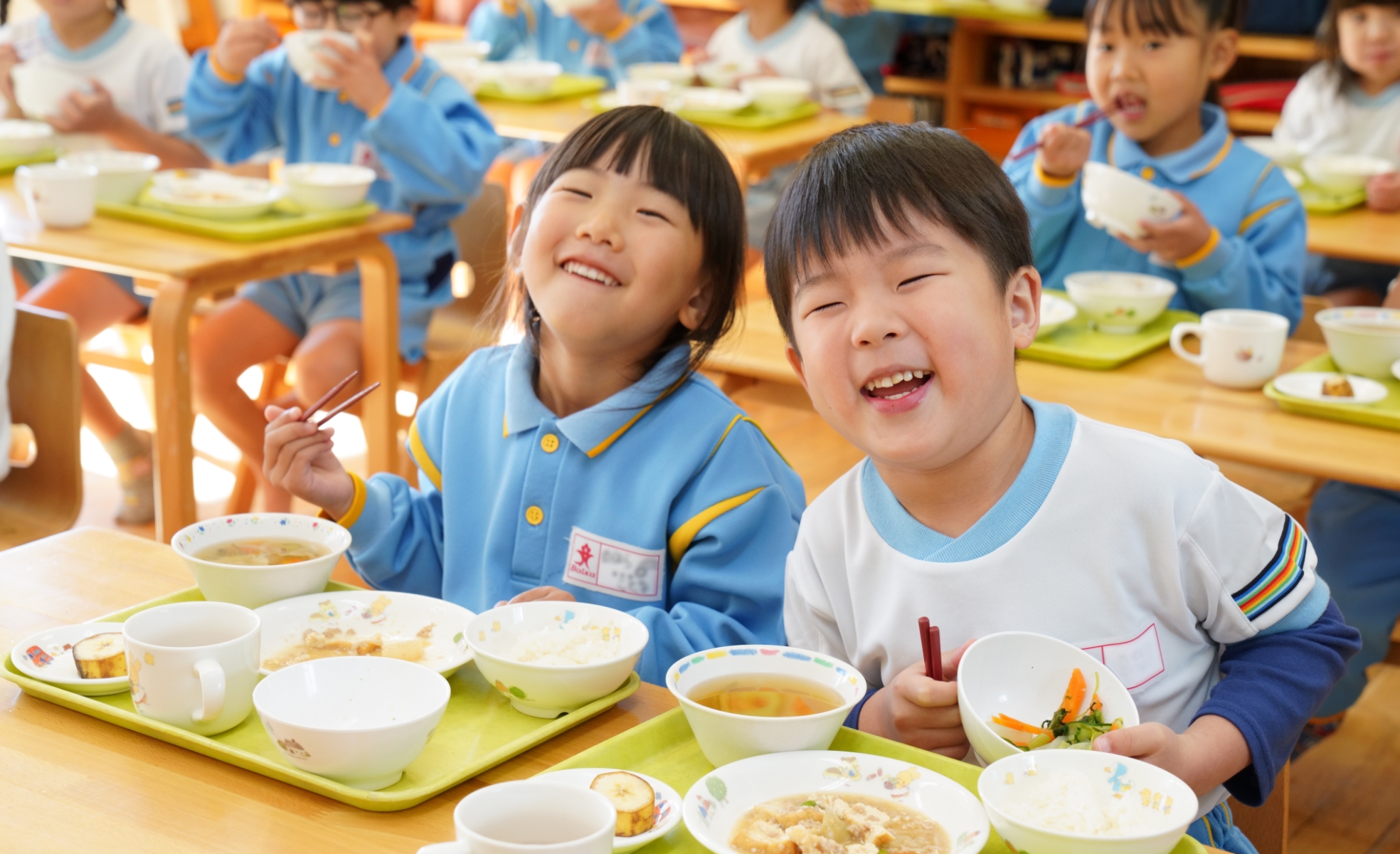 ご飯を食べる園児