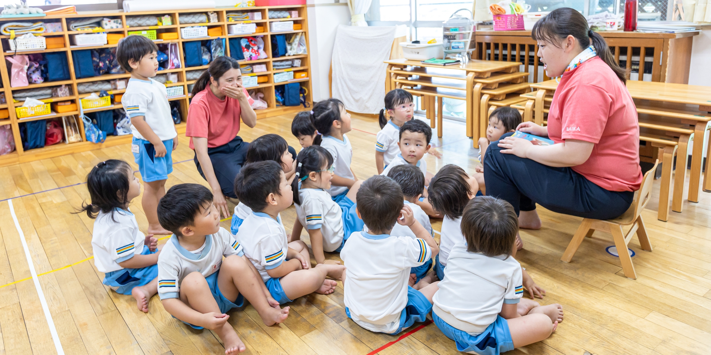 先生と子どもたちが集まって会話している写真