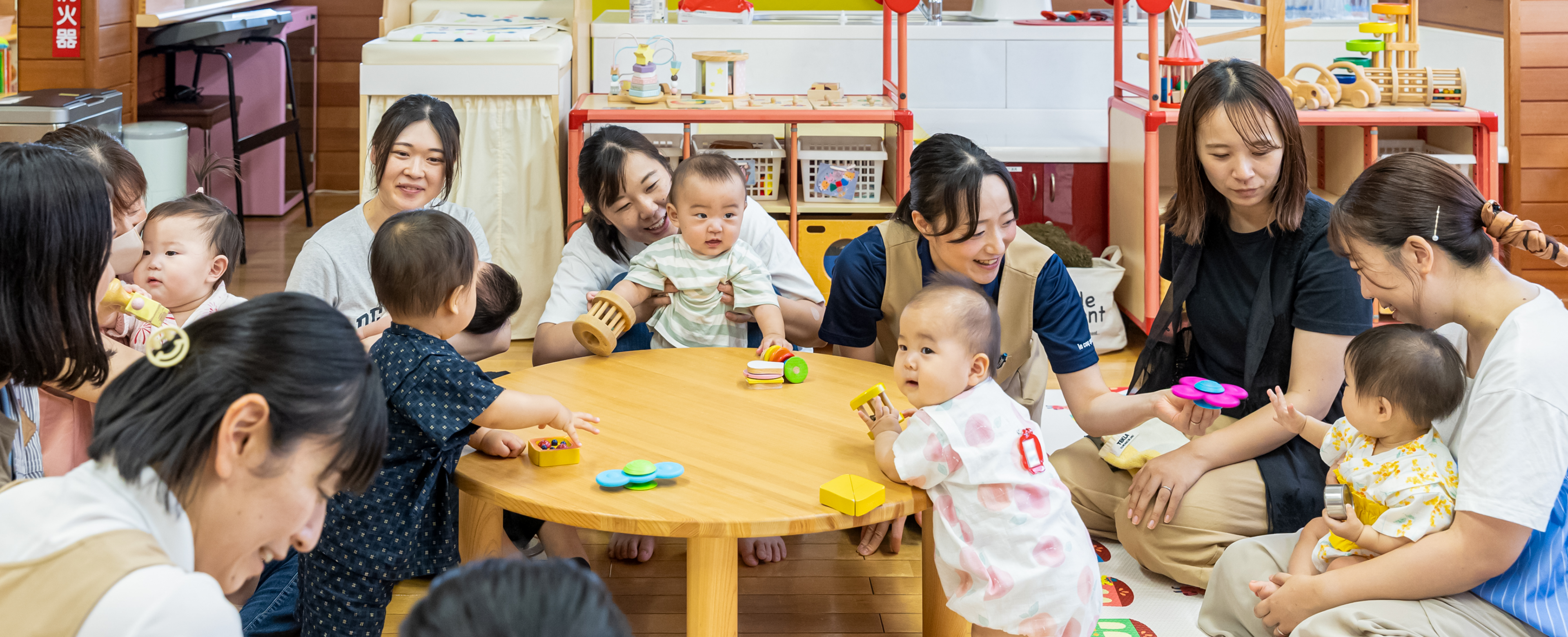 テーブルを囲む親御様と子どもたち