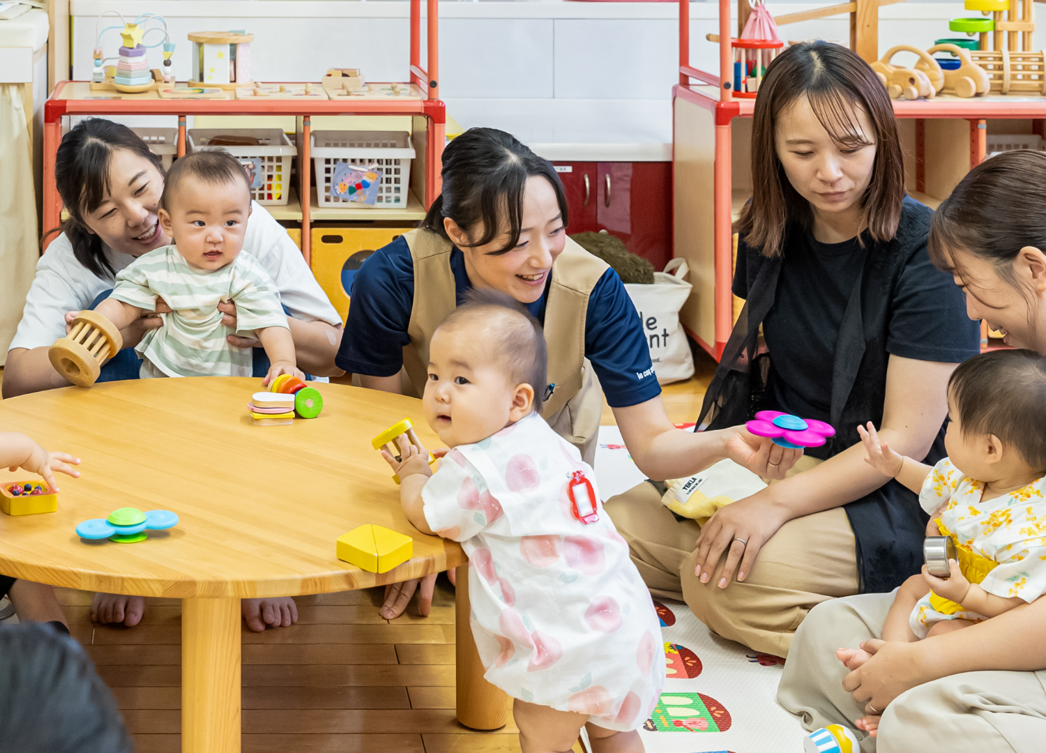 テーブルを囲む親御様と子どもたち