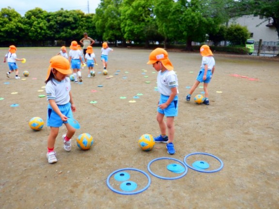 とんぼ組の様子 サッカー指導
