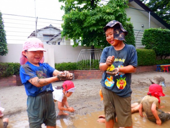 とんぼ組の様子 どろんこ遊び