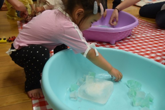 感触遊び～色氷～