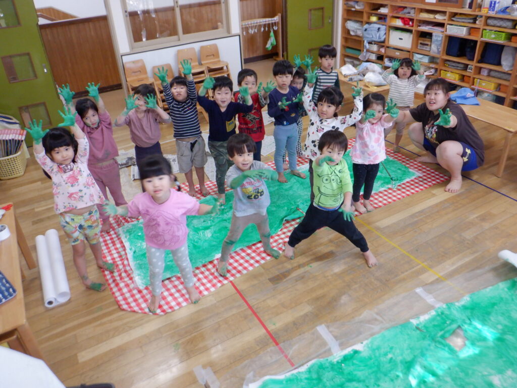 すみれ組　絵の具遊び