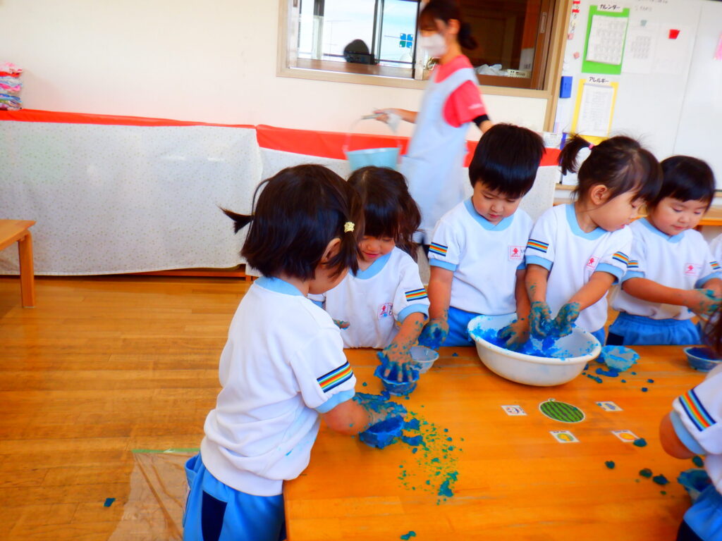 【ひまわり組】感触遊び