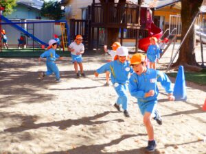 とんぼ組の様子　戸外遊び