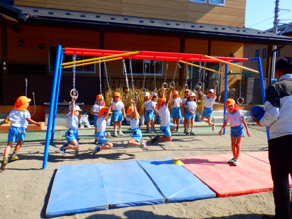 とんぼ組の様子　運動遊び