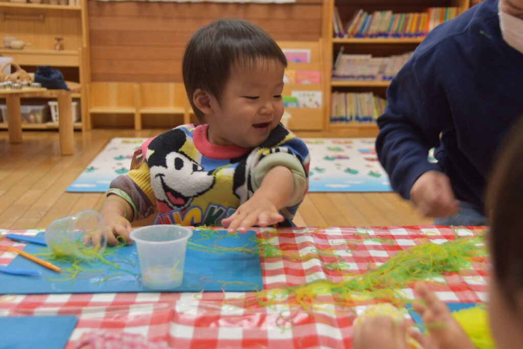 春雨で感触遊び〜ライオンクラス〜