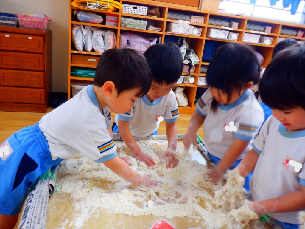 【ひまわり組】小麦粉粘土で遊びました！！
