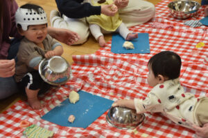 感触あそび〜小麦粉〜